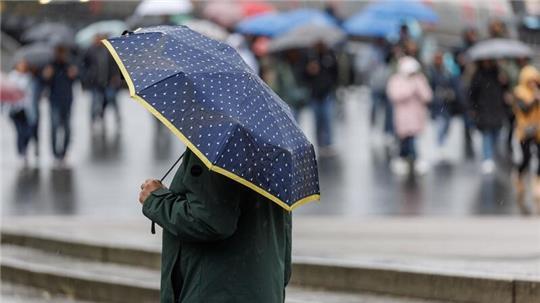 Regen und Sturmböen - der Herbst zeigt sich im Norden von seiner ungemütlichen Seite. (Symbolbild)