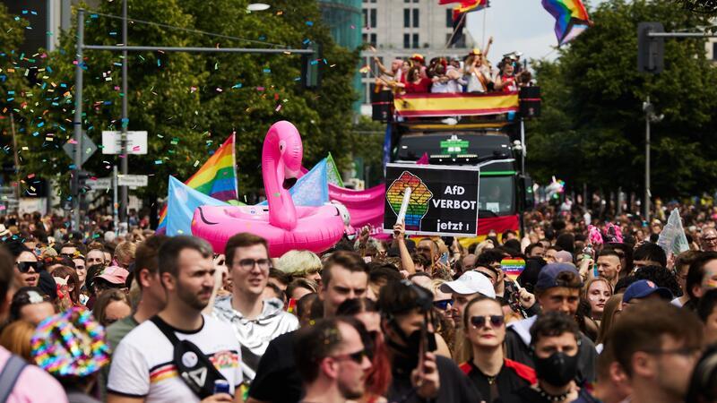 Berliner Pride friedlich - Ärger bei „Queers for Palestine“ Regenbogen überall.