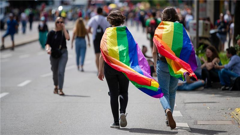 50.000 Kinder wachsen mit gleichgeschlechtlichen Eltern auf Regenbogenfamilien: Familien, in denen ein gleichgeschlechtliches Paar mit minderjährigen Kindern in einem Haushalt zusammenlebt. (Archivbild)