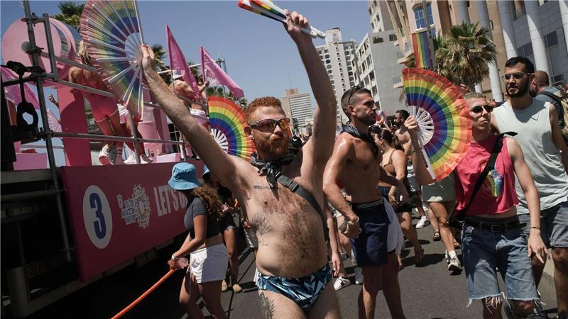 Regenbogenfarben in Zeiten des Krieges: Teilnehmer feiern bei der Pride-Parade in Tel Aviv. 
