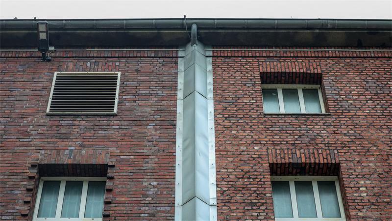 Regenrinne abgedeckt, Fassade ohne Halt für Kletterer - wie kam der Häftling auf das Dach? 