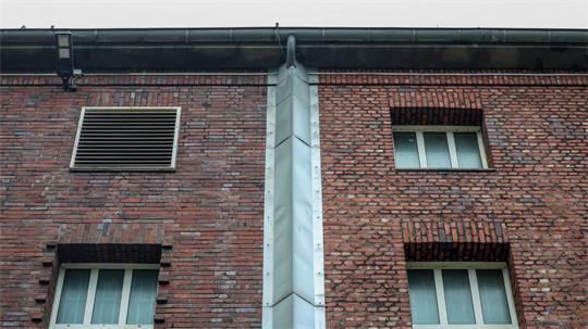 Regenrinne abgedeckt, Fassade ohne Halt für Kletterer - wie kam der Häftling auf das Dach? 