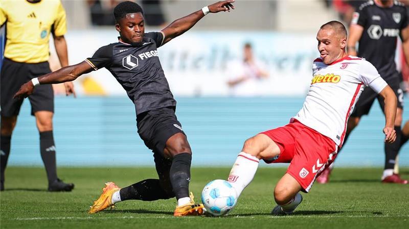 Münster mit erstem Saisonsieg im Krisenduell beim Jahn Regensburg-Kapitän Andreas Geipl (r) kämpft gegen den Münsteraner Daniel Kyerewaa um den Ball.