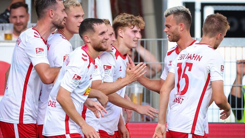 SSV Ulm verliert vor Pokal-Highlight gegen FC Bayern Regensburger Torjubel mit 1:0-Schütze Dominik Kother (M.).