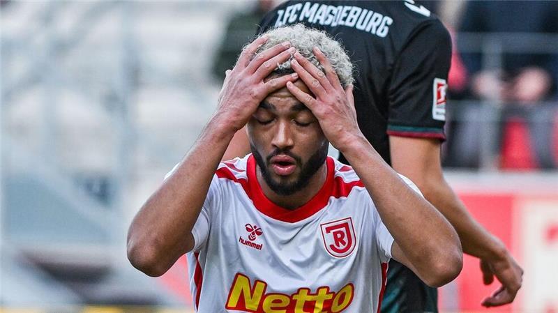 Frust für Patz: Jahn Regensburg verliert gegen Magdeburg Regensburgs Bryan Hein fasst sich nach seiner vergebenen Großchance zum 1:1 an den Kopf.