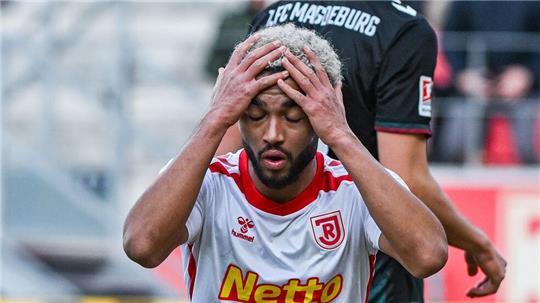 Regensburgs Bryan Hein fasst sich nach seiner vergebenen Großchance zum 1:1 an den Kopf.