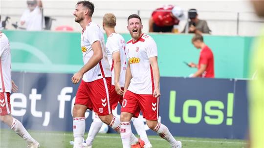 Regensburgs Christian Kühlwetter jubeln über Ballas Tor zum 1:0.