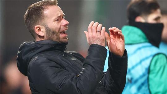 Regensburgs Trainer Andreas Patz muss ein Spiel zuschauen.