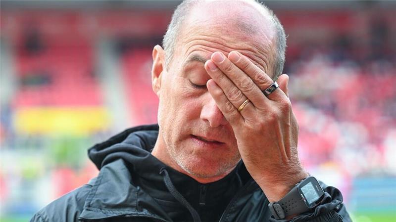 Aufsteiger Regensburg holt gegen Kaiserslautern einen Punkt Regensburgs Trainer Joe Enochs.