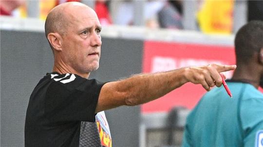 Regensburgs Trainer Joe Enochs glaubt an eine Chance beim Hamburger SV.