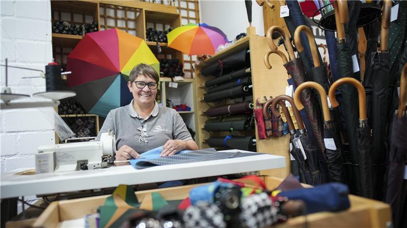 Schirmmacherin in Hamburg: Damit es trommelt, wenn es regnet Regenschirm-Händlerin Meike Vertein sitzt an einer Nähmaschine in ihrem Laden „Schirm & Co“ in der Innenstadt von Hamburg.