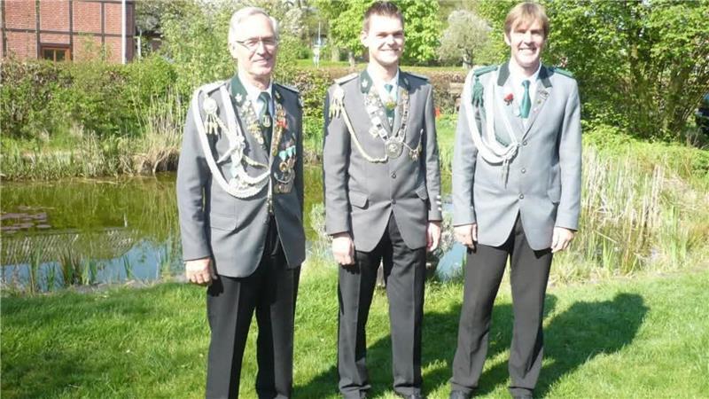 Regententrio 2012: Timo Petereit mit seinem Vater und 1. Ritter Manfred Petereit (links) und seinem damaligen 2. Ritter Uwe Vollmers, dem heutigen Vizepräsidenten des Schützenvereins Wiepenkathen.