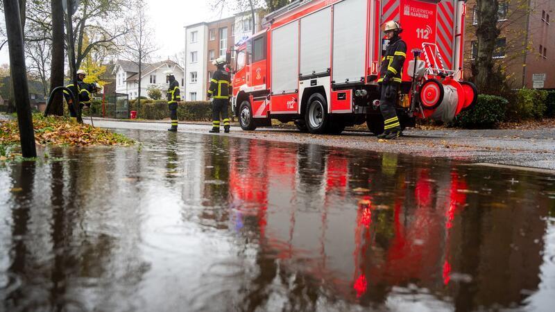 Starker Regen überschwemmt Straßen in Hamburg Regenwasser überschwemmt eine Straße in Hamburg-Lohbrügge, weil Herbstlaub die Gullys verstopft.