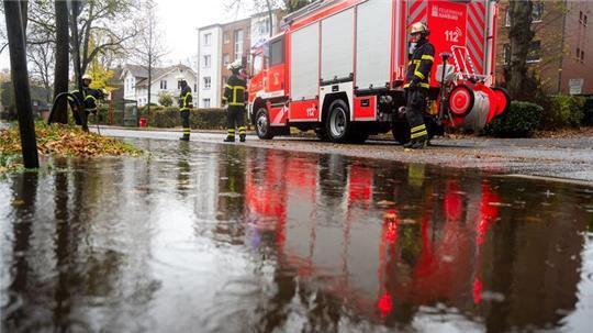 Starker Regen überschwemmt Straßen in Hamburg Regenwasser überschwemmt eine Straße in Hamburg-Lohbrügge, weil Herbstlaub die Gullys verstopft.