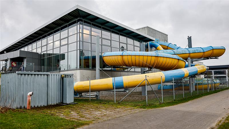 Regenwolken ziehen über das „Entdeckerbad“. Die hohen Energiepreise machen den Erlebnisbädern in Schleswig-Holstein stark zu schaffen. Foto: Axel Heimken/dpa
