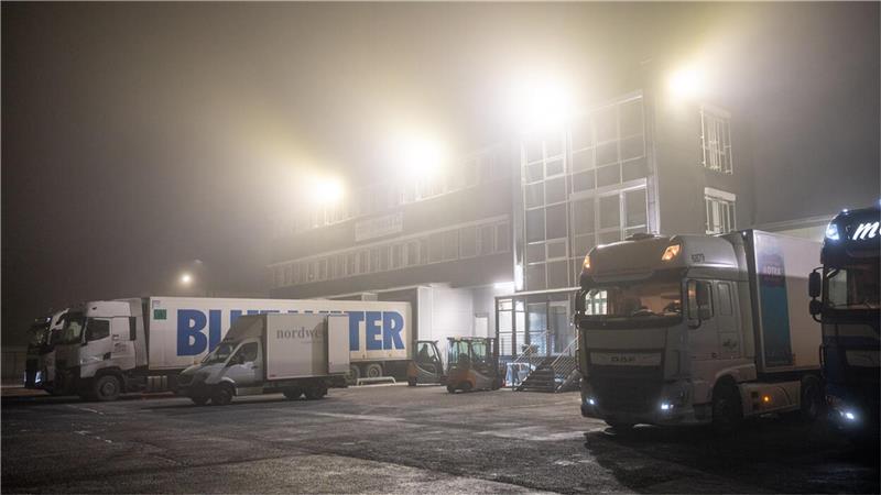 Reger Betrieb im Morgennebel: Lastwagen und Sprinter docken bei der Nordwest Logistik &amp; Spedition im Fischereihafen an. Foto: Lothar Scheschonka