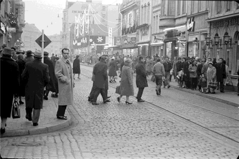 Reges Treiben in der Harburger Innenstadt 1959. Fotos: Beier