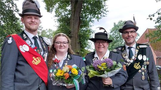Regieren jetzt in Horneburg: Schützenkönig Jan Philipp Tschirschwitz und Inga Diederich mit Renka Bierschwall und Nils Bierschwall (von links).