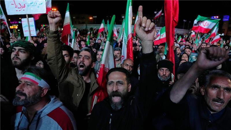 Was bedeutet die Einigung im Iran-Krieg? Regierungsanhänger feiern nach der Ankündigung der Waffenruhe in Teheran.