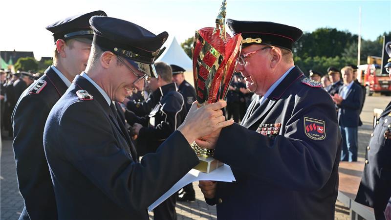 61 Teams dabei: Feuerwehren aus neun Landkreisen messen sich in Assel Regierungsbrandmeister Dieter Ruschenbusch überreichte dem siegreichen Team aus Tönnhausen der Stadt Winsen im Landkreis Harburg den von ihm gestifteten Wanderpokal.