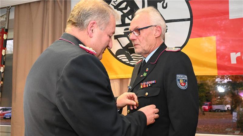 Regierungsbrandmeister Uwe Quante zeichnete Kreisbrandmeister Peter Winter mit der Ehrennadel in Gold des Landesfeuerwehrverbandes aus.