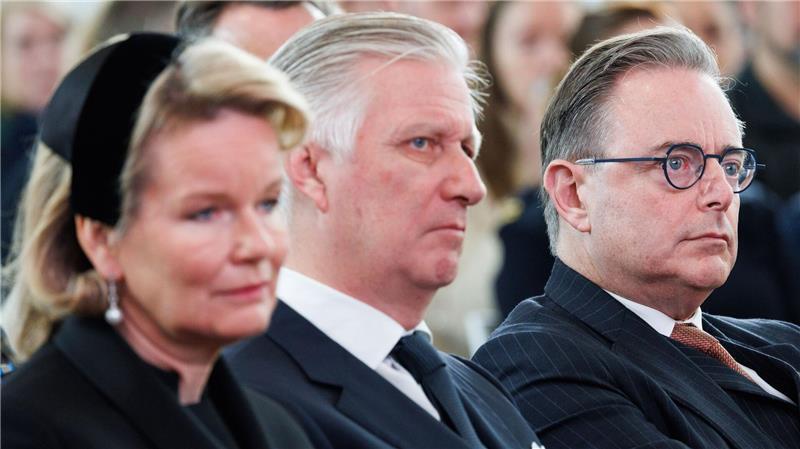Regierungschef Bart De Wever (r) nahm gemeinsam mit Königin Mathilde und König Philippe an den Gedenkfeiern teil.