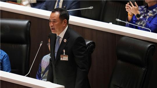 Regierungschef Charnvirakul beantragte die Auflösung des Repräsentantenhauses. 