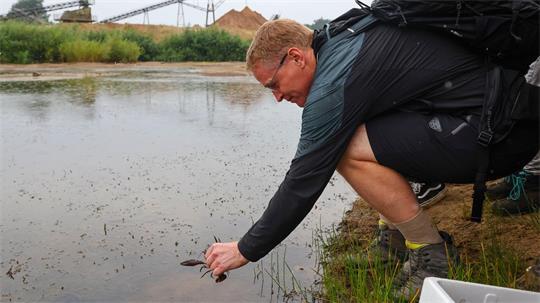 Regierungschef Günther hilft der Natur auf die Sprünge.