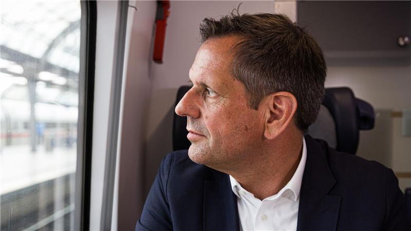 Regierungschef Lies blickt bei einer Zugfahrt von Hannover nach Berlin aus dem Fenster.