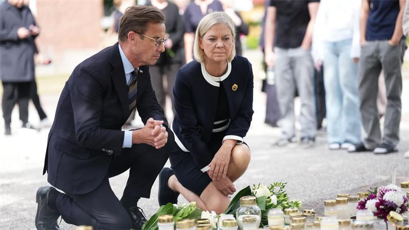 17-Jährige stirbt bei Schwert-Angriff an Schule in Schweden Regierungschef Ulf Kristersson (l) und die Vorsitzende der Sozialdemokratischen Partei, Magdalena Andersson, gedachten der Opfer.