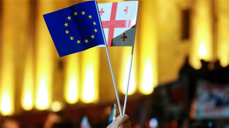 Regierungsgegner befürchten, dass die Führung weiter vom erhofften EU-Beitritt abrückt. 