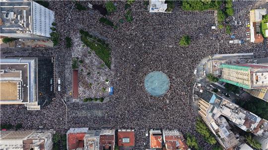 Regierungsgegner nehmen in Belgrad an einer Kundgebung teil, die von protestierenden serbischen Universitätsstudenten angeführt wird. Sie fordern größere politische Veränderungen in dem von Präsident Vucic geführten Balkanstaat.