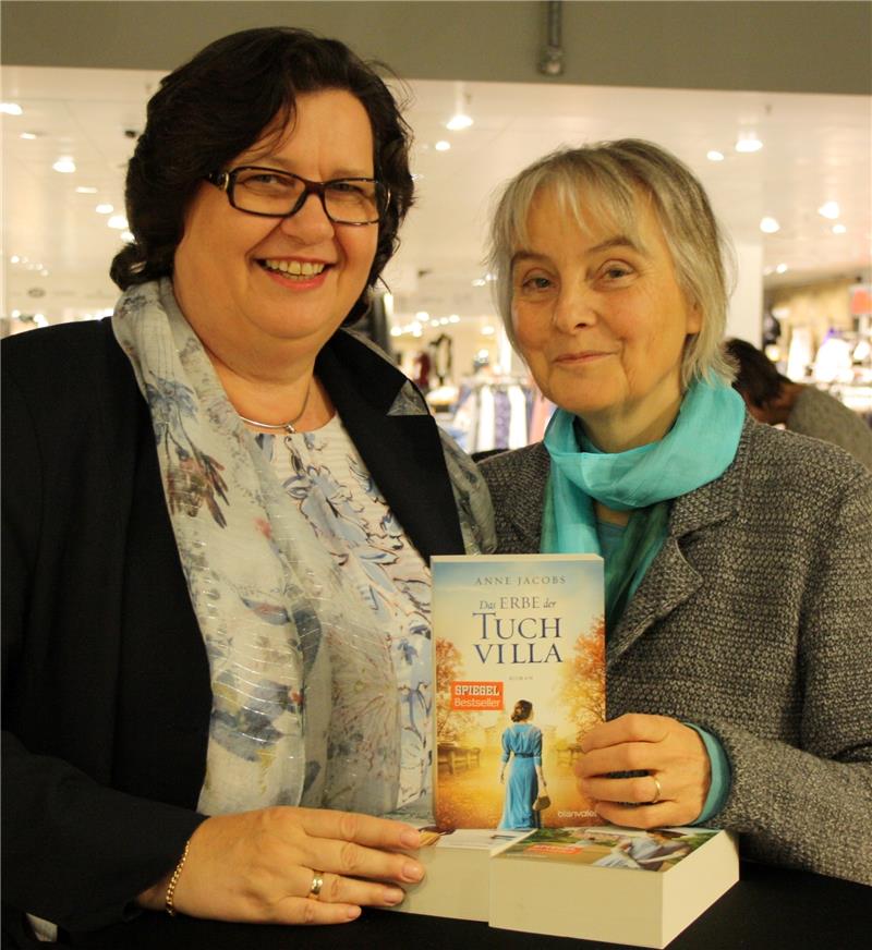 Regina Bockelmann, Leiterin der Abteilung Buch &Papier (links), begrüßt Anne Jacobs; die Bestseller-Autorin aus Frankfurt liest aus ihrem historischen Roman „Das Erbe der Tuchvilla“ vor. Foto Andrae