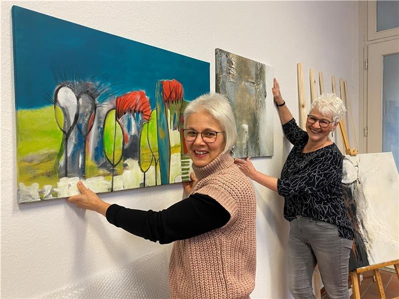 Regina Lieder-Schönn und Dagmar Schwientek in den Vorbereitungen zu ihrer Ausstellung in der Birnbaum-Passage. Foto: Weselmann