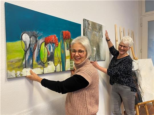 Regina Lieder-Schönn und Dagmar Schwientek in den Vorbereitungen zu ihrer Ausstellung in der Birnbaum-Passage. Foto: Weselmann