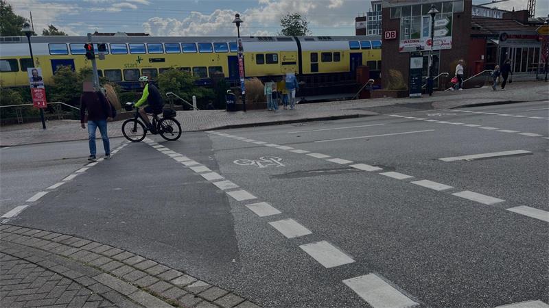 Bahnhofstraße in Buxtehude: Bürger zwischen Lob und Frust Regionalbahn, Ampel, Radfahrer, Fußgänger - und eine neue Verkehrsführung: An der Kreuzung von Bahnhofstraße und Giselbertstraße ist viel los.