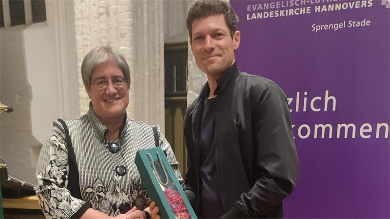 Vorwurf in Stader Kirche: Behörden dämmen wichtige Debatten ein Regionalbischöfin Sabine Preuschoff bedankt sich bei Ronen Steinke für seinen Vortrag zum Streiten in einer Demokratie.