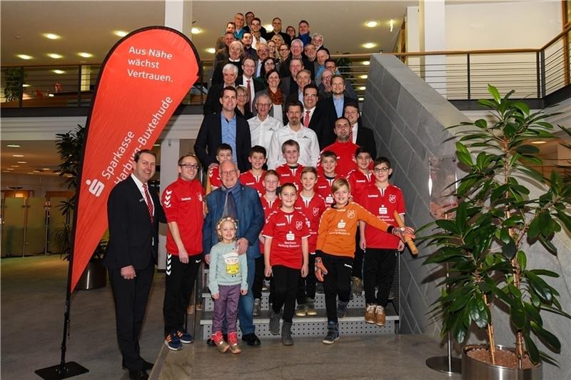 Regionaldirektor Matthias Weiß (vorne links) freut sich mit den Vereinsvertretern über die erfolgreiche Unterstützung im Jahr 2018. Foto: Sparkasse Harburg-Buxtehude