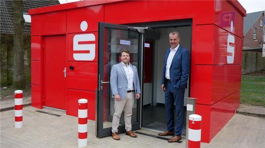 Regionalleiter Matty Neumann (links) und Vorstandsvorsitzender Andreas Sommer eröffnen den SB-Pavillon der Sparkasse Harburg-Buxtehude in Altkloster.