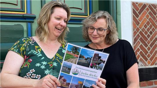 Regionalmanagerin Sylvia Müller und die Teamleiterin Bauen, Ute Hilpert, studieren den Dorfentwicklungsplan Jork (von links).