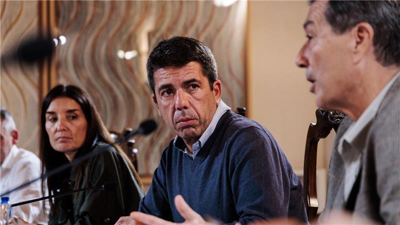 Valencia ein Jahr nach der Flut: Wiederaufbau und Wut Regionalpräsident Carlos Mazón (Mitte) steht in der Kritik. (Archivfoto)