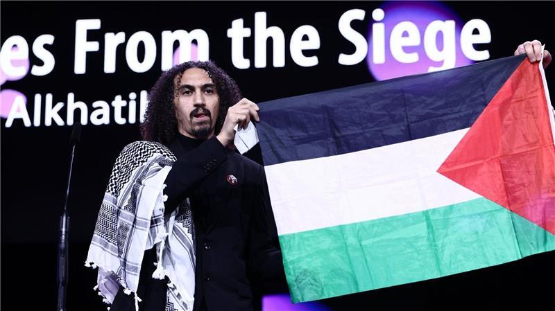 Politisches Kino siegt bei Berlinale - Hauptpreis für Çatak Regisseur Abdallah Alkhatib trat mit palästinensischer Flagge auf die Bühne.