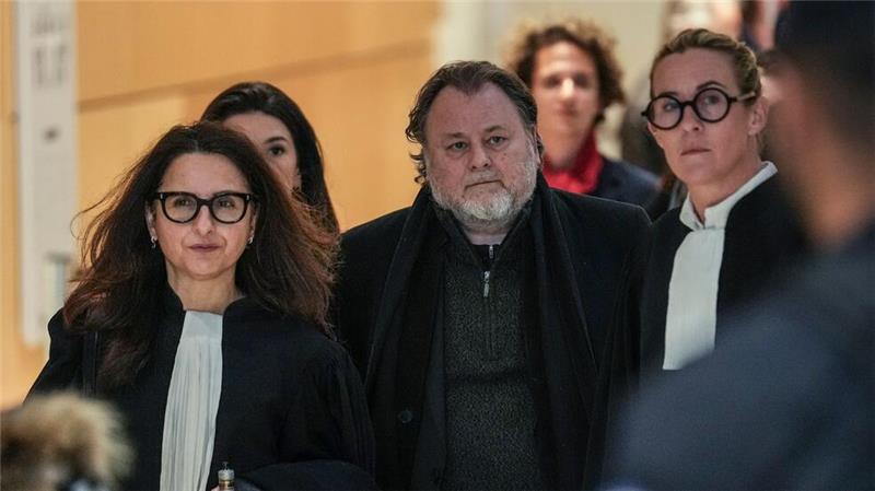 Regisseur Christophe Ruggia wurde zu vier Jahren Haft verurteilt. Das Gericht setzte zwei Jahre der Strafe auf Bewährung aus, die restliche Zeit darf Ruggia unter elektronischer Überwachung zu Hause verbringen.