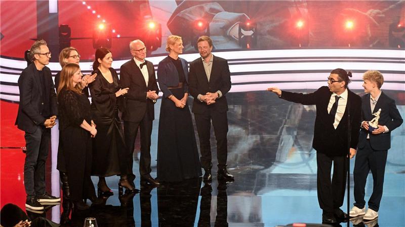 Bayerischer Filmpreis: Starke Storys und politische Appelle Regisseur Fatih Akin, Schauspieler Jasper Billerbeck mit dem Team der Produktionsfirma bombero international stehen auf der Bühne. Ihr Film „Amrum“ wurde als Bester Film ausgezeichnet.