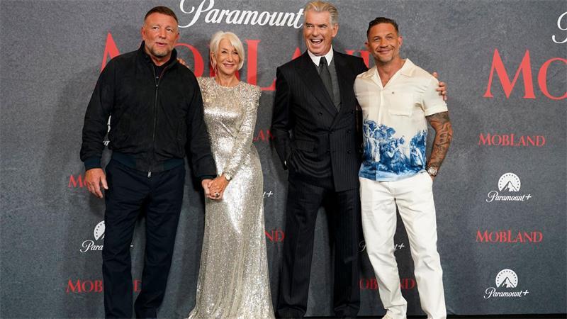 Regisseur Guy Ritchie mit den „Mobland“-Stars: Helen Mirren, Pierce Brosnan und Tom Hardy
