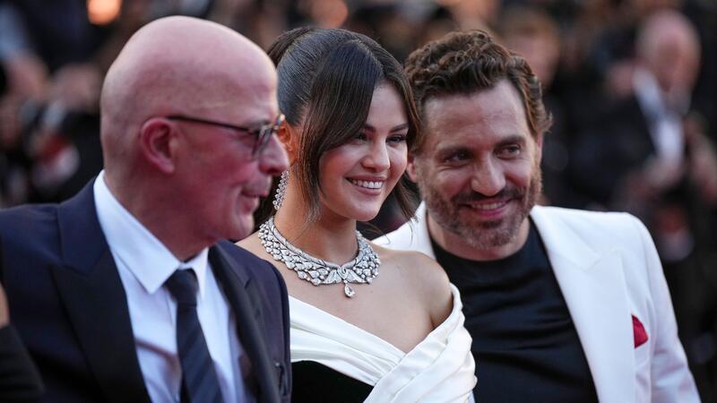 Regisseur Jacques Audiard (l-r) mit  Selena Gomez und Edgar Ramirez in Cannes.