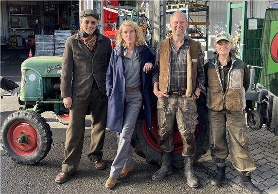 Regisseur Johannes Naber mit den Schauspielern Maria Furtwängler, Tim Porath und Lina Wendel bei den Dreharbeiten bei der Altländer Obst eG in Jork (von links).