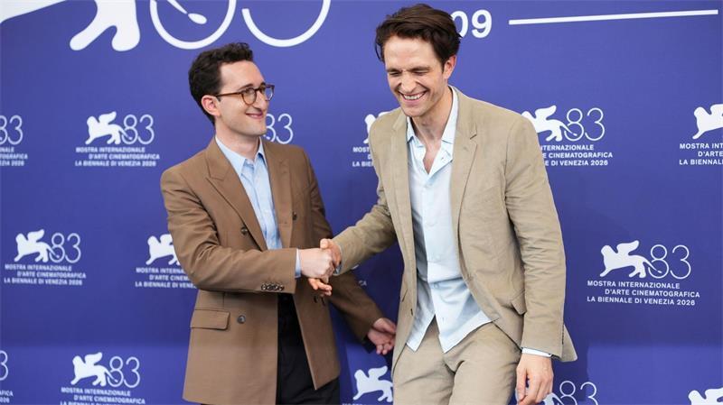 Robert Pattinson: Nach Geburt von Baby mehr Zeit zu arbeiten Regisseur Lance Oppenheim und sein Protagonist Pattinson.