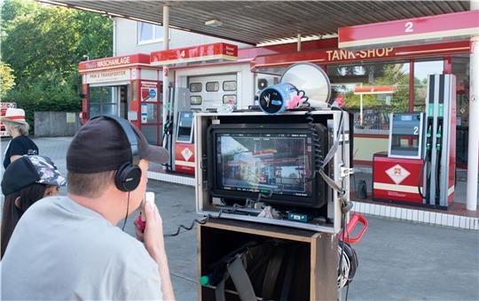 Regisseur Martin Busker und sein Team drehen neben dem ZOB Buxtehude und einem Autohaus auch an der Tankstelle Völksen. Fotos: Buchmann