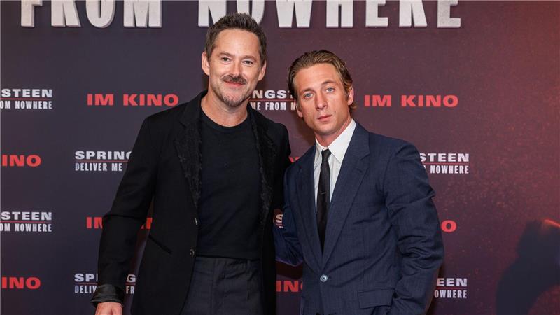 Jeremy Allen White feiert neuen Springsteen-Film in Berlin Regisseur Scott Cooper (l) und Schauspieler Jeremy Allen White kamen zur Premiere nach Berlin.